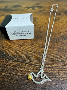 ❤️Avon Noelle Wishes Silver Tone Dove Pendant Necklace with Genuine Pearl